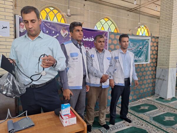 برپایی میز خدمت ادارات شهرستان حاجی آباد در نماز جمعه به‌مناسبت هفته دولت