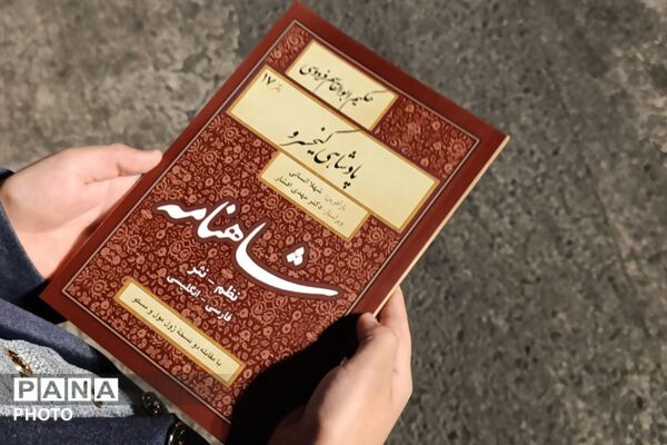 برنامه‌های متنوع فرهنگی دبستان پسرانه قدس ۱ در غرفه شهدای دانش‌آموز ورامین