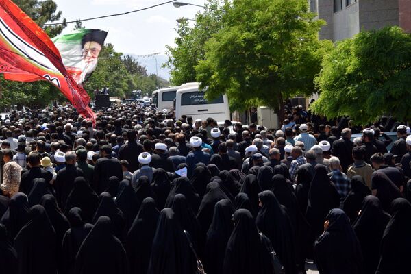 همه چیز برای یک استقبال گرم مهیاست ، با افتخار به پیشواز شهیدمان می آییم 