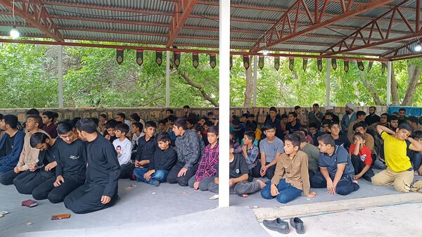 اقامه نماز دانش‌آموزی با حضور ۱۲۰ دانش‌آموز پسر در اردوگاه شهید بهشتی یاسوج