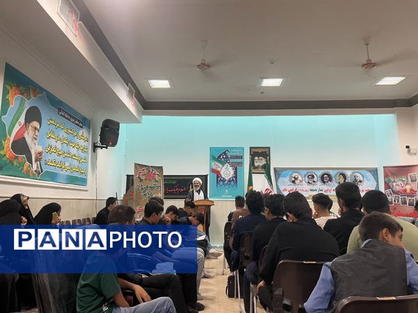 دیدار اعضای بسیج دانش آموزی و اعضای انجمن اسلامی با امام جمعه شهرستان کاشمر 