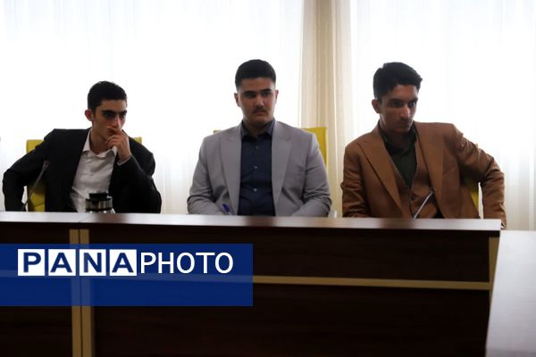 نشست مدیرکل آموزش و پرورش آذربایجان شرقی با نمایندگان مجلس دانش‌آموزی