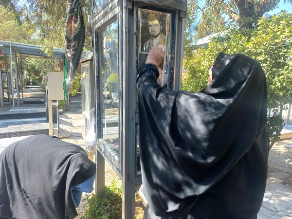 غبارروبی مزارشهدا توسط دانش‌آموزان منطقه ۱۳