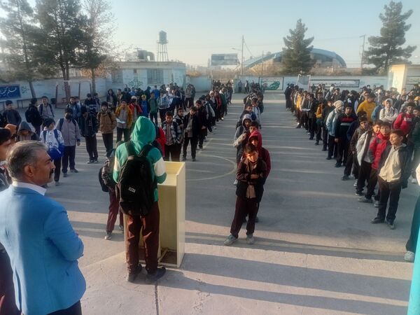 صبحگاه دبیرستان علامه طباطبایی
