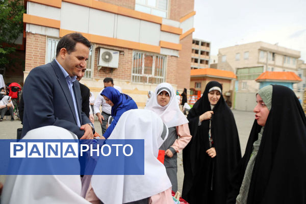بازدید مدیر آموزش و پرورش اسلامشهر از بازارچه خیریه دبستان شاهد فاطمه زهرا(س)