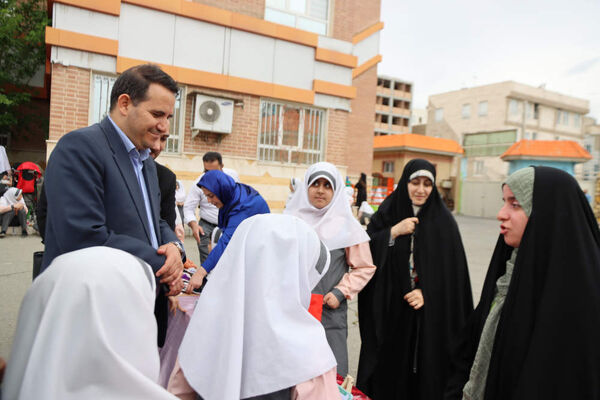 بازدید مدیر آموزش و پرورش اسلامشهر از بازارچه خیریه دبستان شاهد فاطمه زهرا(س)