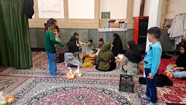 توزیع ۱۳۰ بسته یلدایی به همت خیران و معتمدان شهر بین نیازمندان