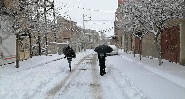 بارش اولین برف در بهمن ماه در شهر بار 