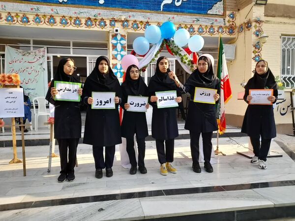 اجتماع مادران و دختران در ورزش صبحگاهی دبیرستان شاهد هاجر