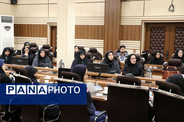 جلسه رابطین بسیج مدارس در سالن معلم ناحیه دو شهرری