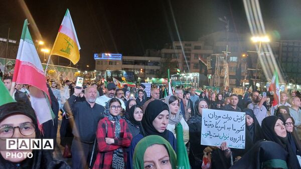 مردم همچنان در صحنه 