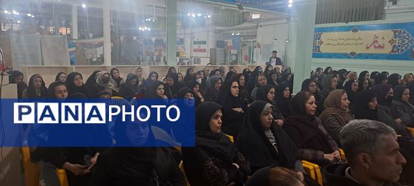 جلسه آموزش خانواده ویژه والدین پایه‌های دهم و یازدهم در دبیرستان شاهد ابوذر غفاری 