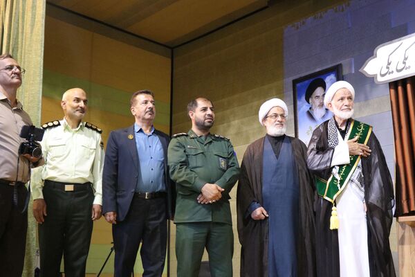 رونمایی از کتاب «وقتی که می‌رسند پسرها، یکی، یکی» در همایش «پدر مقاومت» به مناسبت هفته عفاف و حجاب