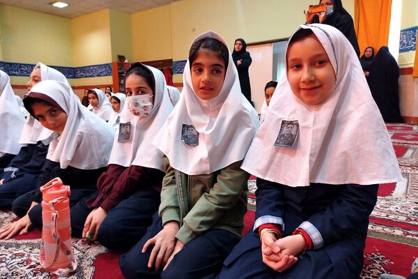 افتتاح کتاب «از ایرانمان دفاع کنیم» در دبستان ۲۲ بهمن با حضور مادر شهید عرشیان افشارمند