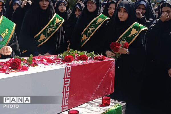 وداع دانش‌آموزان با شهید گمنام در مدرسه شاهد صدیقه طاهره (س)