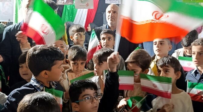 دانش‌آموزان‌ قرچکی یک‌صدا مرگ بر آمریکا و اسرائیل سر دادند