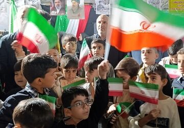 دانش‌آموزان‌ قرچکی یک‌صدا مرگ بر آمریکا و اسرائیل سر دادند