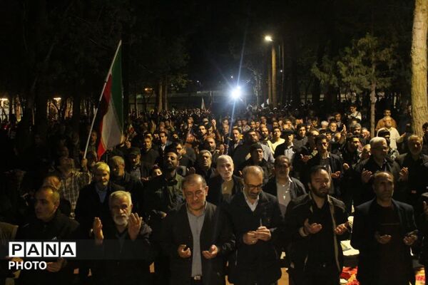 نماز استغاثه به امام زمان؛در کنار شهید گمنام