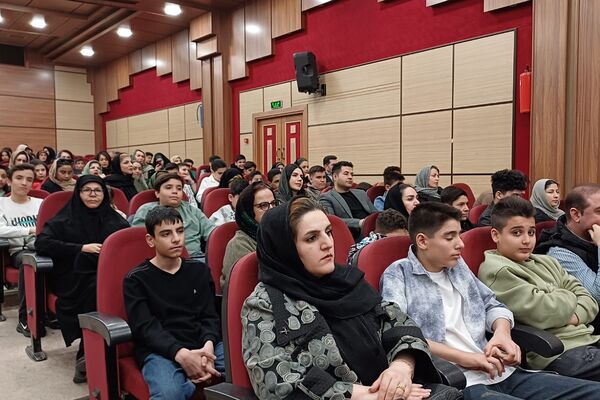 تقدیر از دانش‌آموزان دبیرستان هیات امنایی البرز در اردوگاه استانی شهید محمد منتظری شهریار 