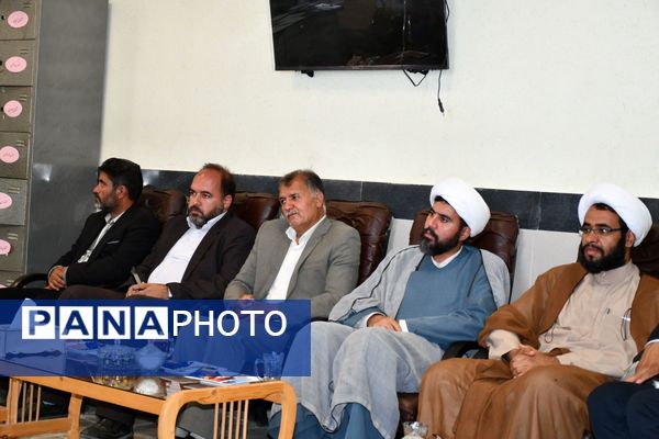 حضور امام جمعه، فرماندار و مدیر آموزش پرورش مه ولات در مدارس شهرستان