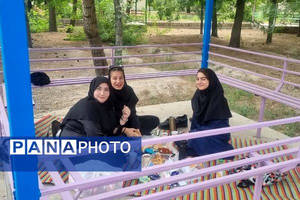 حضور پرشور دانش‌آموزان دبیرستان راضیه شکرایی ناحیه‌2 شهرری در اردو‌ مثبت هشتادی‌ها 