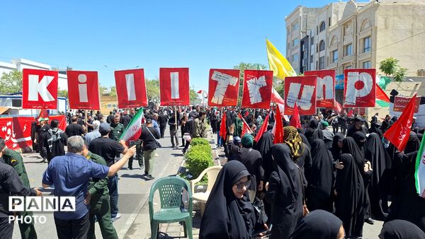 مشهد، در آغوشِ حرم، با رهبر شهید وداع کرد