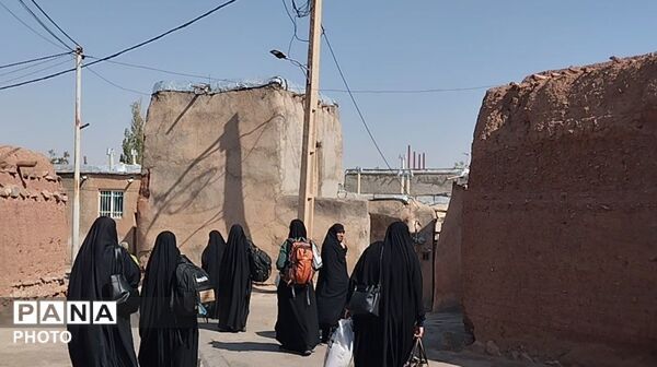 فعالیت گروه جهادی معلمان ناحیه چهار قم در روستاهای نیزار