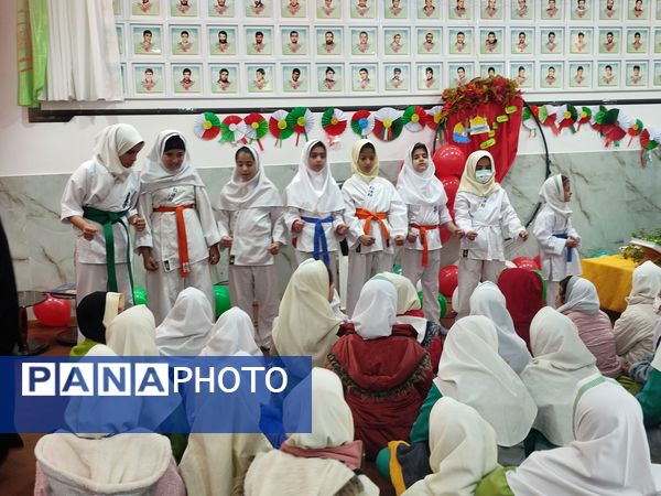 جشن انقلاب در دبستان شکوفه‌های انقلاب