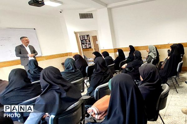  جلسه ضمن خدمت در دبیرستان نمونه‌دولتی ولایت بهارستان‌دو