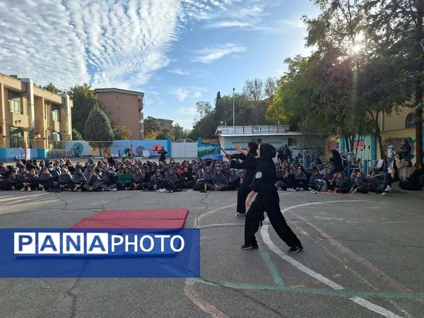 مسابقات ورزشی و اهدای جوایز به ورزشکاران مدال آور در دبیرستان شهید بابایی