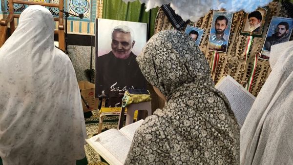 نوجوانان دختر در اعتکاف؛ لحظاتی سرشار از نماز و معنویت