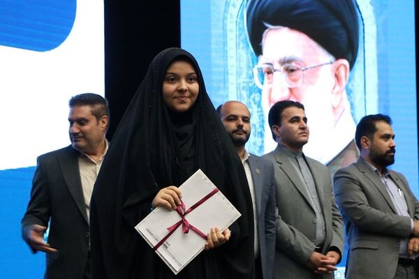 تقدیر از دانش‌آموزان برتر حوزه فرهنگی و هنری در آموزش و پرورش ناحیه یک شهرری