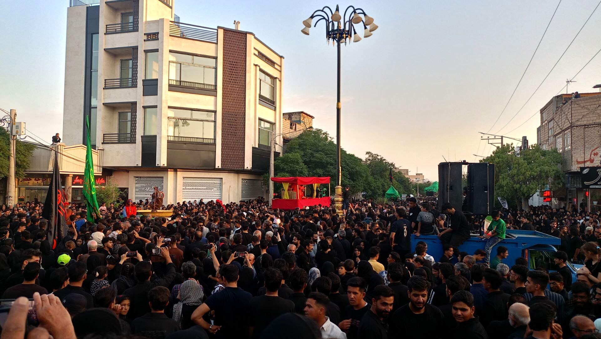 ورود باشکوه کاروان بنی اسد (ع) و نخل بزرگ فدافن به میعاد گاه عاشقان 