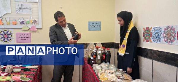 بازدید معاون توسعه و پشتیبانی آموزش و پرورش خلیل آباد از بازارچه کار آفرینی جوانه های انقلاب
