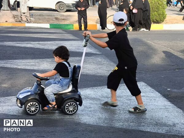 مشقِ عشق با پاهای کوچک روایت زائران خردسال کاشمر