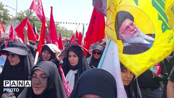 پرچم‌های سرخ بر فراز خیابان‌های تهران؛ بدرقه باشکوه رهبر شهید