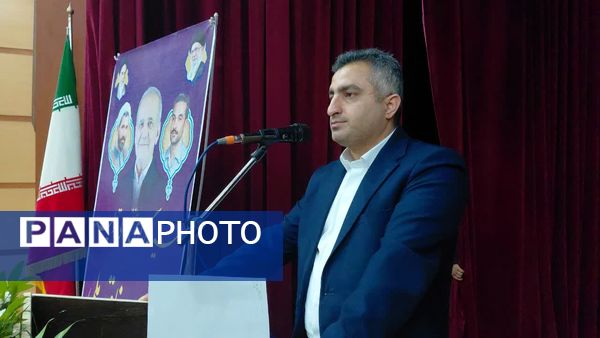 همایش تجلیل از مدیران و کارکنان نمونه شهرستان محمودآباد 