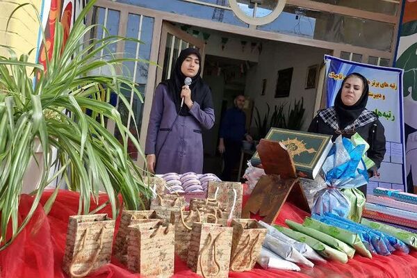 تجلیل از دانش آموزان برتر دبیرستان تاجیک بهارستان‌۲