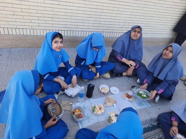 تخم مرغ، قهرمان کوچک سفره‌ها: جشنواره‌ای پرنشاط در دبستان دخترانه ام البنین