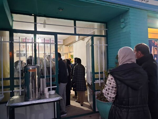 کارنامه‌ها با حضور دبیران تحویل داده شد