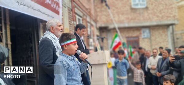 حضور گسترده مردم نظرکهریزی در مراسمی بارانی بیعت با رهبر و شهدا
