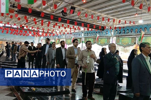 برپایی آیین غبارروبی مزار شهدا در هفته دفاع مقدس در ملارد 
