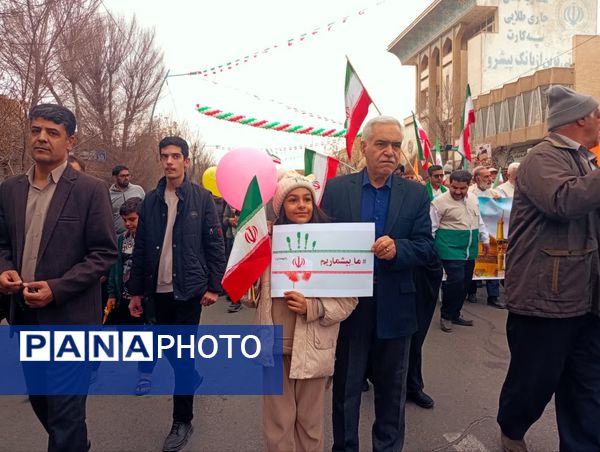 جلوه‌هایی از حضور پرشور دهه نودی‌ها در راهپیمایی ۲۲ بهمن در یزد