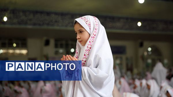 حضور پرشور مکلفین در مصلی بزرگ امام خامنه‌ای(مدظله العالی) با حضور بیش از ۱۰۰۰ هزار دانش‌آموز شهرستان