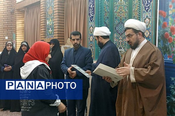 اهدای جوایز به دختران رتبه آور در رشته های قرآن و عترت و نماز شهرستان دماوند
