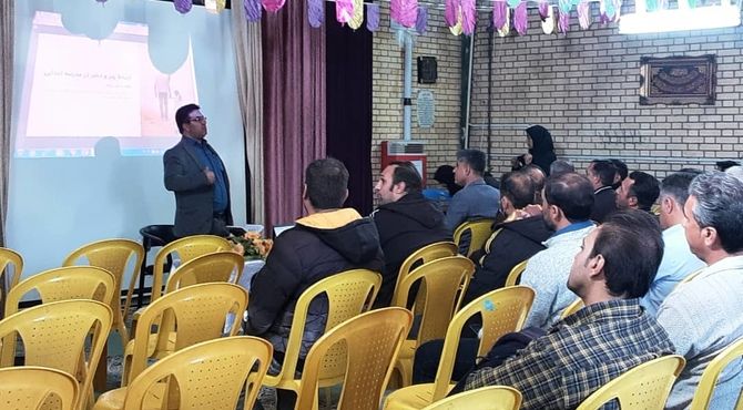 جلسه انجمن اولیا و مربیان پدرانه در دبستان زینت باقری ٢