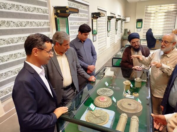 بازدید فرماندار کاشمر از موزه دفاع مقدس در زیارتگاه شهید مدرس(ره)