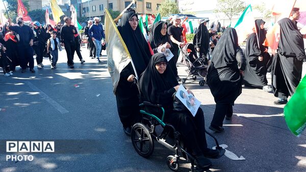 بدرقه باشکوه پیکر رهبر شهید روی دستان پرمهر ملت