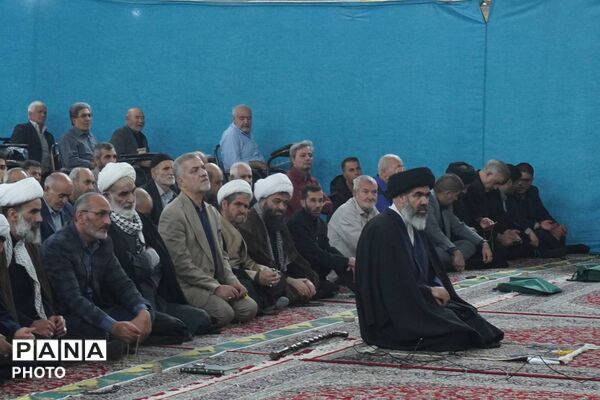 نمازجمعه؛ جلوه‌ای از وحدت و همبستگی دانش‌آموزان در هفته بسیج دانش‌آموزی