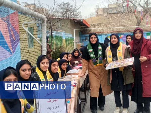 بازارچه به مناسبت دهه فجر در دبیرستان دخترانه انقلاب اسلامی 